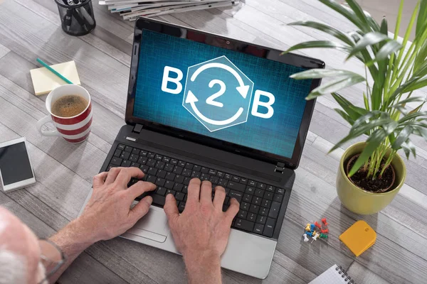 Ekranda B2B Konsepti Olan Bir Dizüstü Bilgisayar Kullanan Adam — Stok fotoğraf