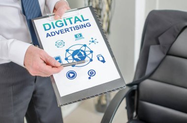 İş adamı panoda dijital reklam kavramını gösteriyor