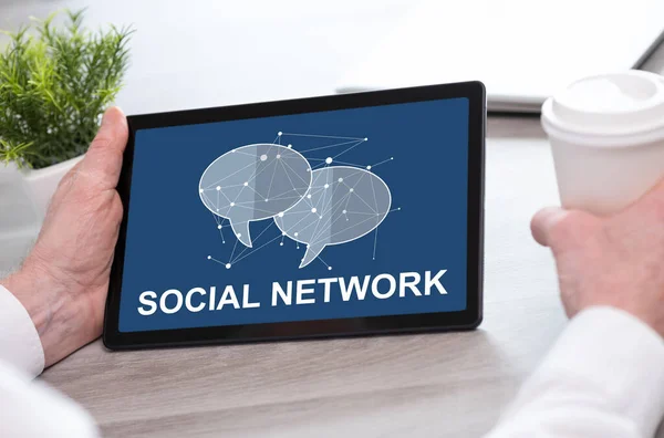 ソーシャルネットワークの概念を表示するタブレット画面 — ストック写真