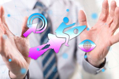 Arka plandaki bir adamın elleri arasındaki başarı kavramı