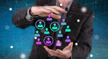 Arka planda bir adamın elleri arasındaki umut kavramı