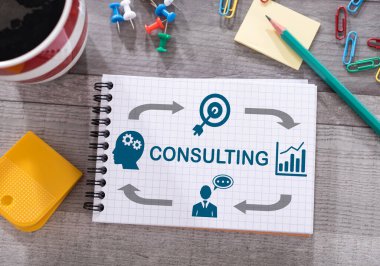 Masaya yerleştirilmiş bir not defterine yazılmış danışmanlık konsepti