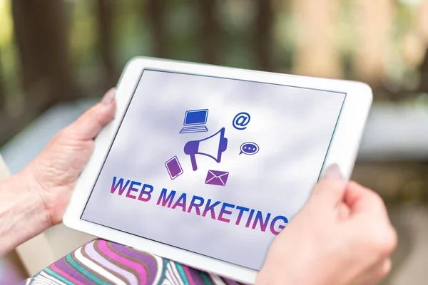 Manos Femeninas Sosteniendo Una Tableta Con Concepto Marketing Web — Foto de Stock