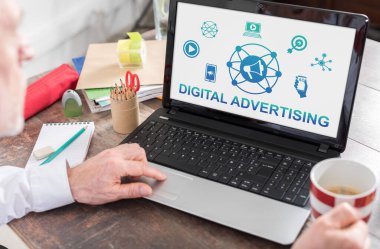 Bir dizüstü bilgisayarda gösterilen dijital reklam kavramı