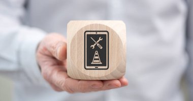 Sistemin bakım kavramının sembolü olan ahşap bir küp.