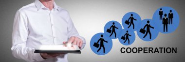 İşbirliği kavramına sahip bir tablet kullanan adam