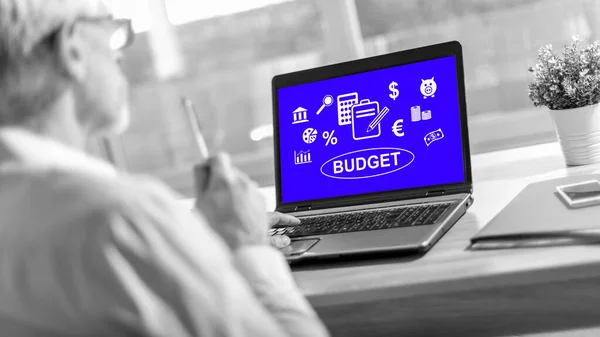 予算コンセプトを表示するノートパソコン画面 — ストック写真