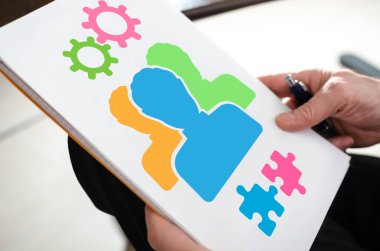 Elle tutulan bir kağıtta takım çalışması kavramı