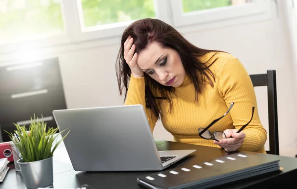 Wanhopige Jonge Zakenvrouw Met Hand Het Voorhoofd Zittend Aan Het — Stockfoto