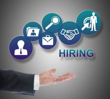 Kiralama kavramı gri arka planda bir elin üzerinde yükselmek