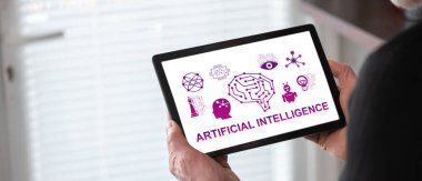 Bir adamın elinde tuttuğu tablette gösterilen yapay zeka kavramı