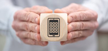 Elinizde uygulamaların sembolü olan tahta bir küp var.