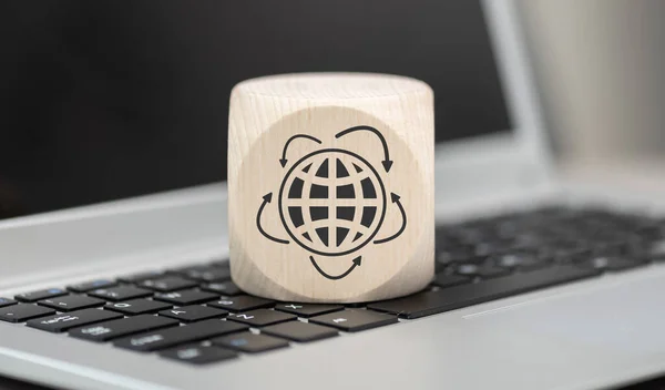 Faháztömb Globalizáció Szimbólumával Laptop Billentyűzetén — Stock Fotó