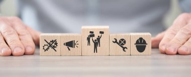 Grev sembollü tahta bloklar