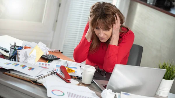 Overwerkt Volwassen Zakenvrouw Zitten Aan Een Rommelig Bureau — Stockfoto