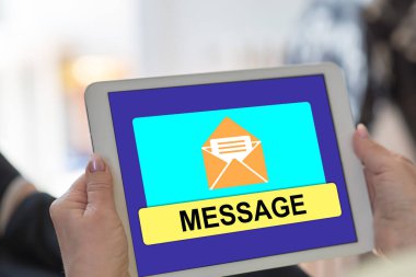 Bir ileti konsepti gösteren tablet ekranı