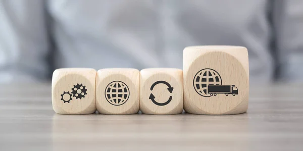 交通概念の象徴と木製のブロック — ストック写真