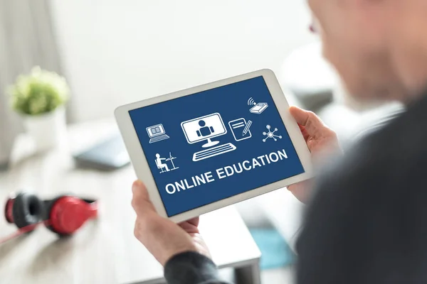 オンライン教育の概念を表示するタブレット画面 — ストック写真