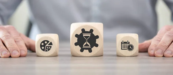 時間管理の概念の象徴と木製のブロック — ストック写真