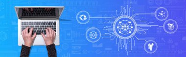 Küreselleşme kavramının sembolü olan dizüstü bilgisayar kullanan ellerin üst görünümü