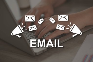 E- posta kavramı arkaplandaki bir resimle gösterilmiştir