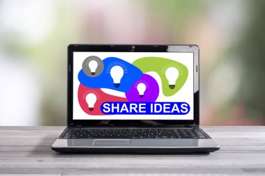 Bir dizüstü bilgisayarda gösterilen fikirleri paylaşın