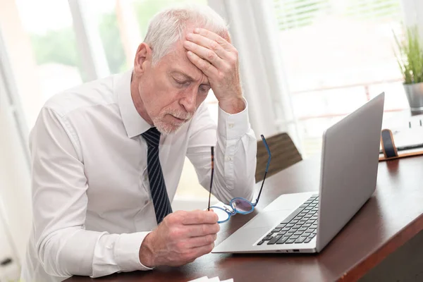 Gestresster Geschäftsmann Sitzt Mit Der Hand Auf Der Stirn Büro — Stockfoto