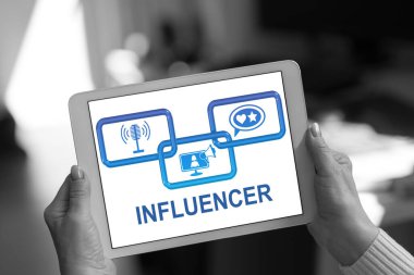 Bir kadının elinde tuttuğu tablette etkili bir kavram