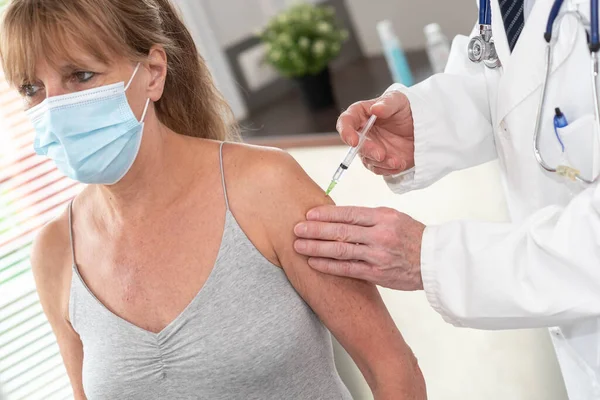 Arts Die Vaccinatie Injecteert Bij Vrouwelijke Patiënt Het Medisch Kantoor — Stockfoto