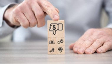 Ekonomik çöküş sembollü tahta bloklar