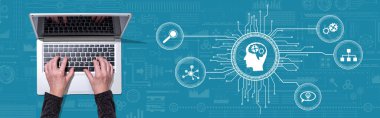 Bilgi kavramının sembolü olan dizüstü bilgisayar kullanan ellerin üst görünümü
