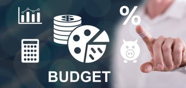 Adam dokunmatik ekranda bütçe kavramına dokunuyor.