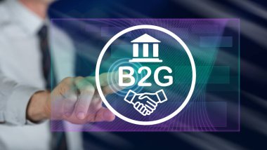 Adam dokunmatik ekranda b2G konseptine parmağıyla dokunuyor.