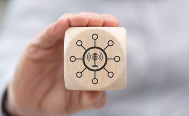 Podcast konseptinin sembolü olan ahşap bir küp.