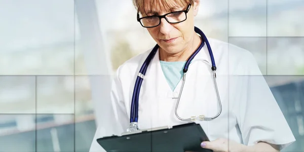 Médica Lendo Notas Área Transferência Padrão Geométrico — Fotografia de Stock