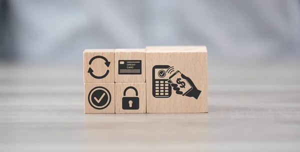 モバイル決済の概念の象徴と木製のブロック — ストック写真
