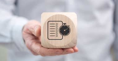 Zaman yönetimi kavramının sembolü olan ahşap bir küp.