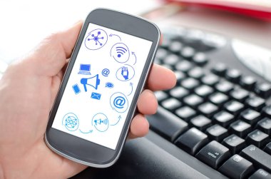 Bir web pazarlama konseptini gösteren akıllı bir telefonu elinde tutmak