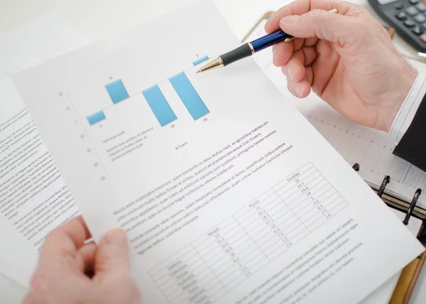 Businessman analysing a graph — Stock Photo, Image