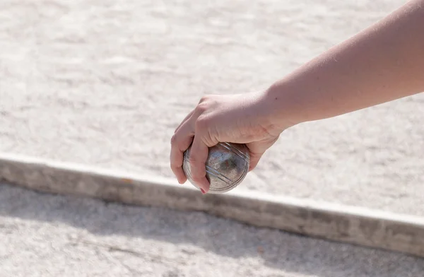 Χέρι του ανθρώπου που έχει μια μπάλα petanque — Φωτογραφία Αρχείου