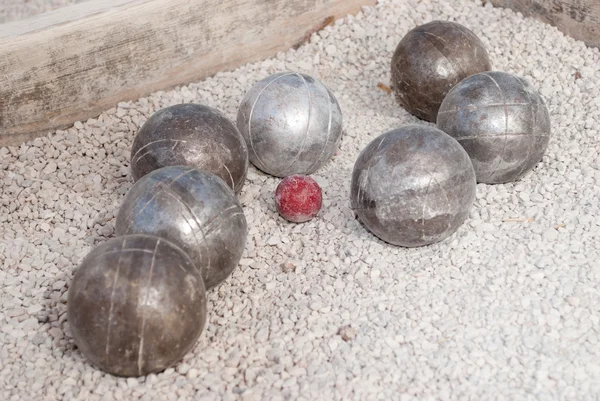 Boules de pétanque métalliques et un petit cric rouge — Photo