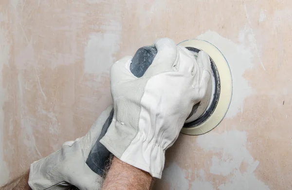 Lijado de una pared con una lijadora de potencia — Foto de Stock