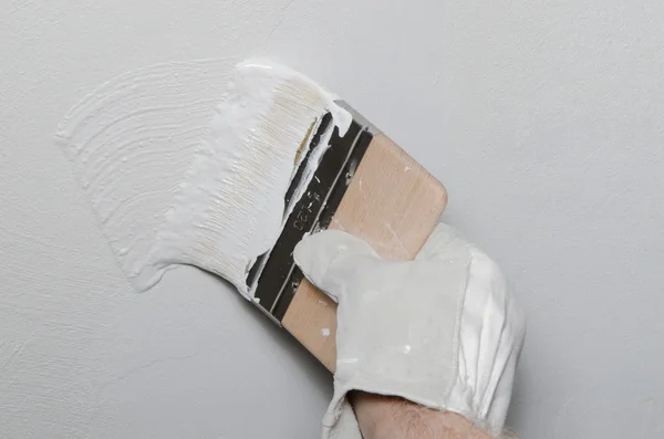 Hand schilderij een muur in grijs — Stockfoto