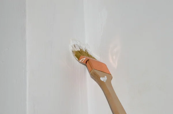 Schilderij een muur hoek met een borstel — Stockfoto