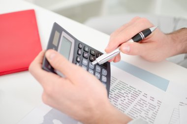 hesap makinesi ile işadamı el