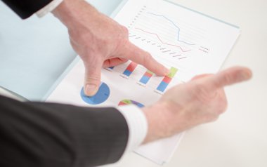 Başparmakları havada bir iş adamı