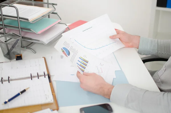 Empresario analizando gráficos — Foto de Stock