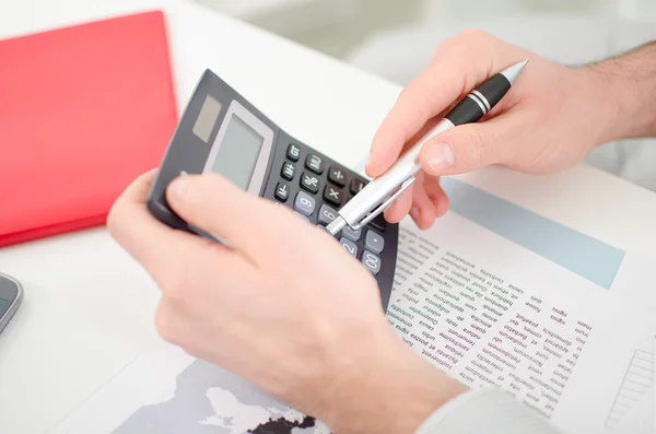 Mãos de homem de negócios com calculadora — Fotografia de Stock