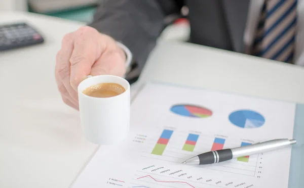 Hombre de negocios sosteniendo una taza de café — Foto de Stock