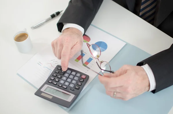 Mãos de homem de negócios com calculadora — Fotografia de Stock